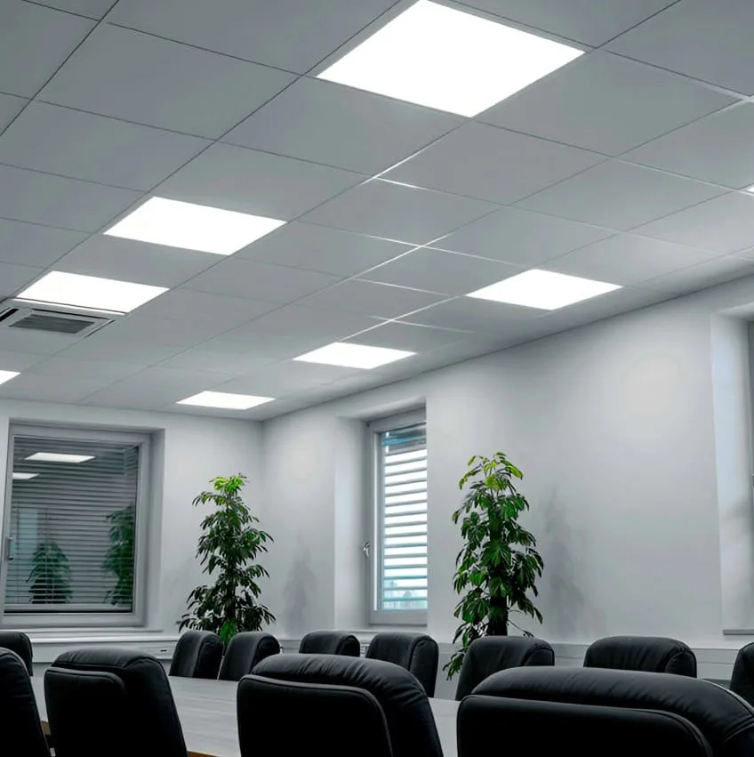 Oficina correctamente iluminada con paneles LED Witronix