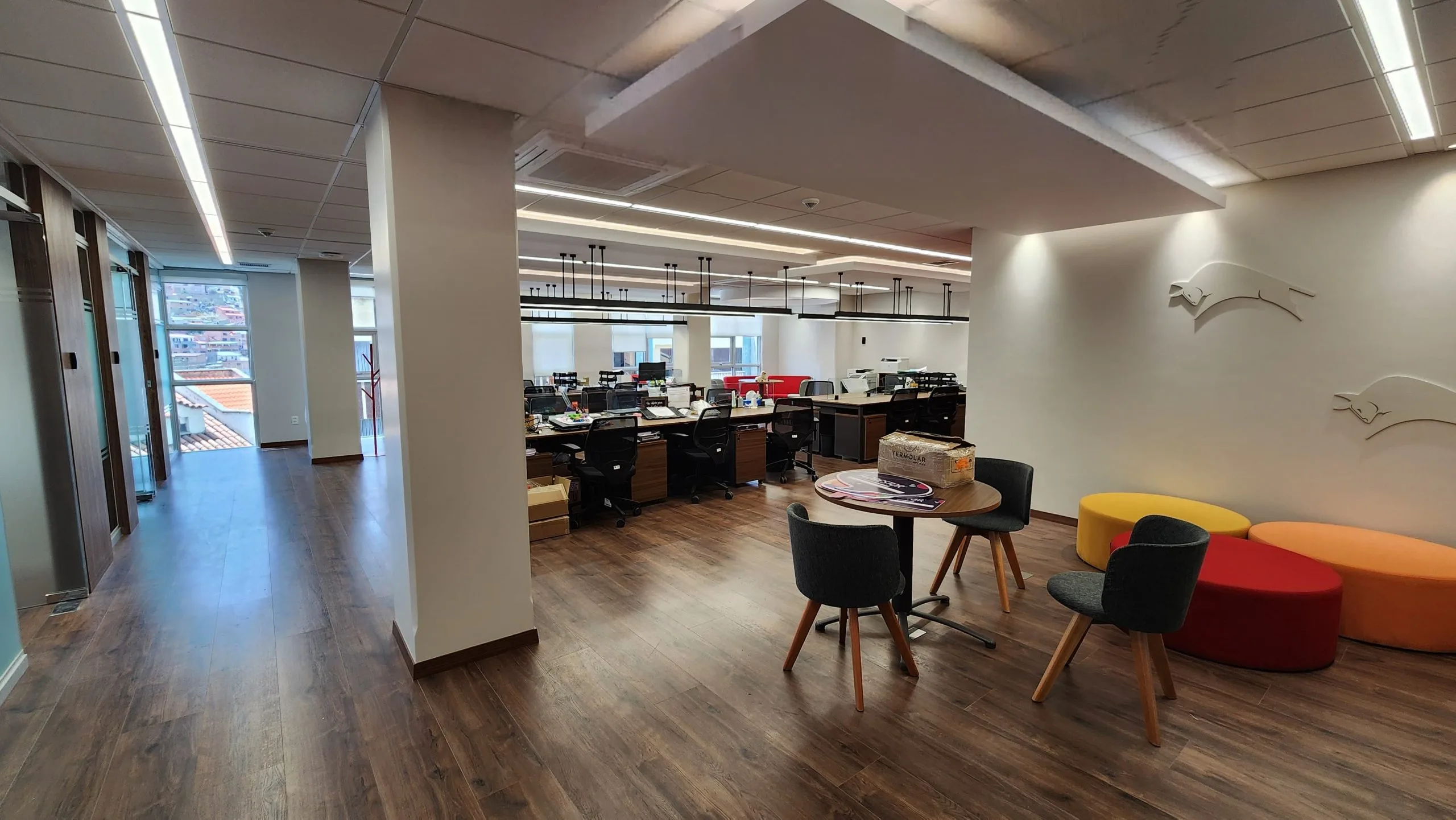 Edificio corporativo automatizado con sistema KNX en Cochabamba