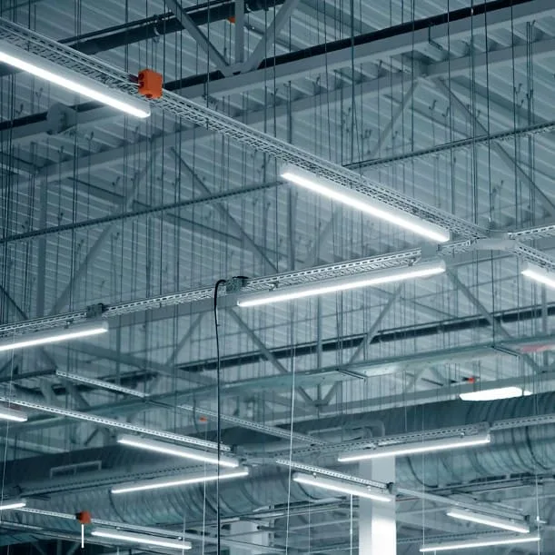 Iluminación industrial en Bolivia — galpón con campanas LED UFO